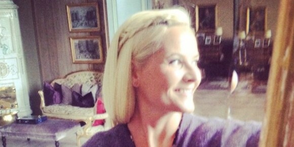 image: Her deler Mette-Marit sin første selfie på Instagram